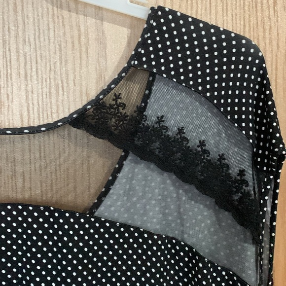 Sleeveless top with mesh and lace insert on top - low back - Picture 2 of 5